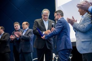 Leia mais sobre o artigo Ivan Gontijo é o primeiro homenageado com a maior honraria do Mercado de Seguros Paranaense