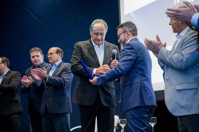 No momento, você está visualizando Ivan Gontijo é o primeiro homenageado com a maior honraria do Mercado de Seguros Paranaense