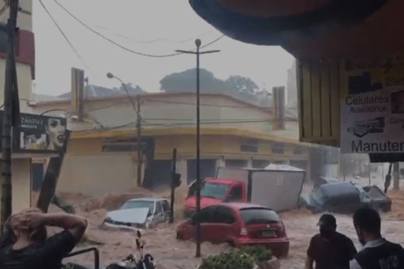 No momento, você está visualizando Teve o carro alagado em enchentes? saiba quando seguro cobre estragos da chuva