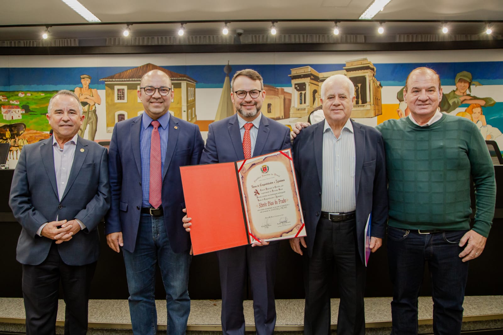 Leia mais sobre o artigo Representatividade: presidente Altevir Prado é homenageado pelos vereadores de Curitiba