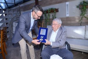 Leia mais sobre o artigo Grande ícone do seguro no Paraná João Possiede recebe a Comenda Medalha Centenária do Sindseg PR/MS