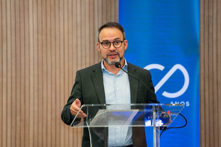 Leia mais sobre o artigo Com grande repercussão na mídia, Sindseg PR/MS lança o Livro do Centenário e abre exposição sobre 100 anos de seguro no Brasil