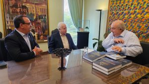 Leia mais sobre o artigo Prefeitura de Curitiba vai distribuir livro do Centenário do Sindseg PR/MS nas bibliotecas públicas da capital