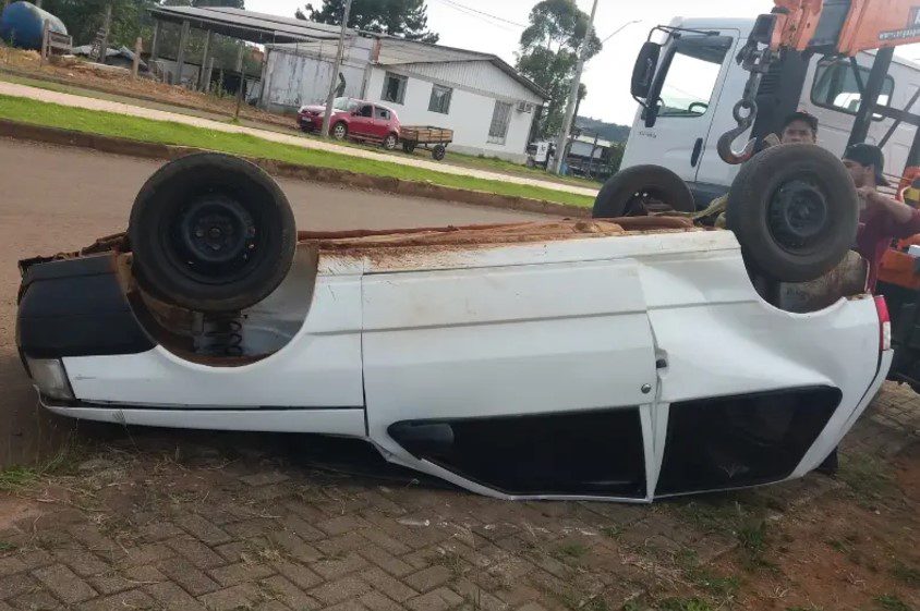 No momento, você está visualizando Carro estacionado que capotou ‘sozinho’ no Paraná não tem seguro, diz dona: ‘Conserto ficaria mais caro do que o valor dele’