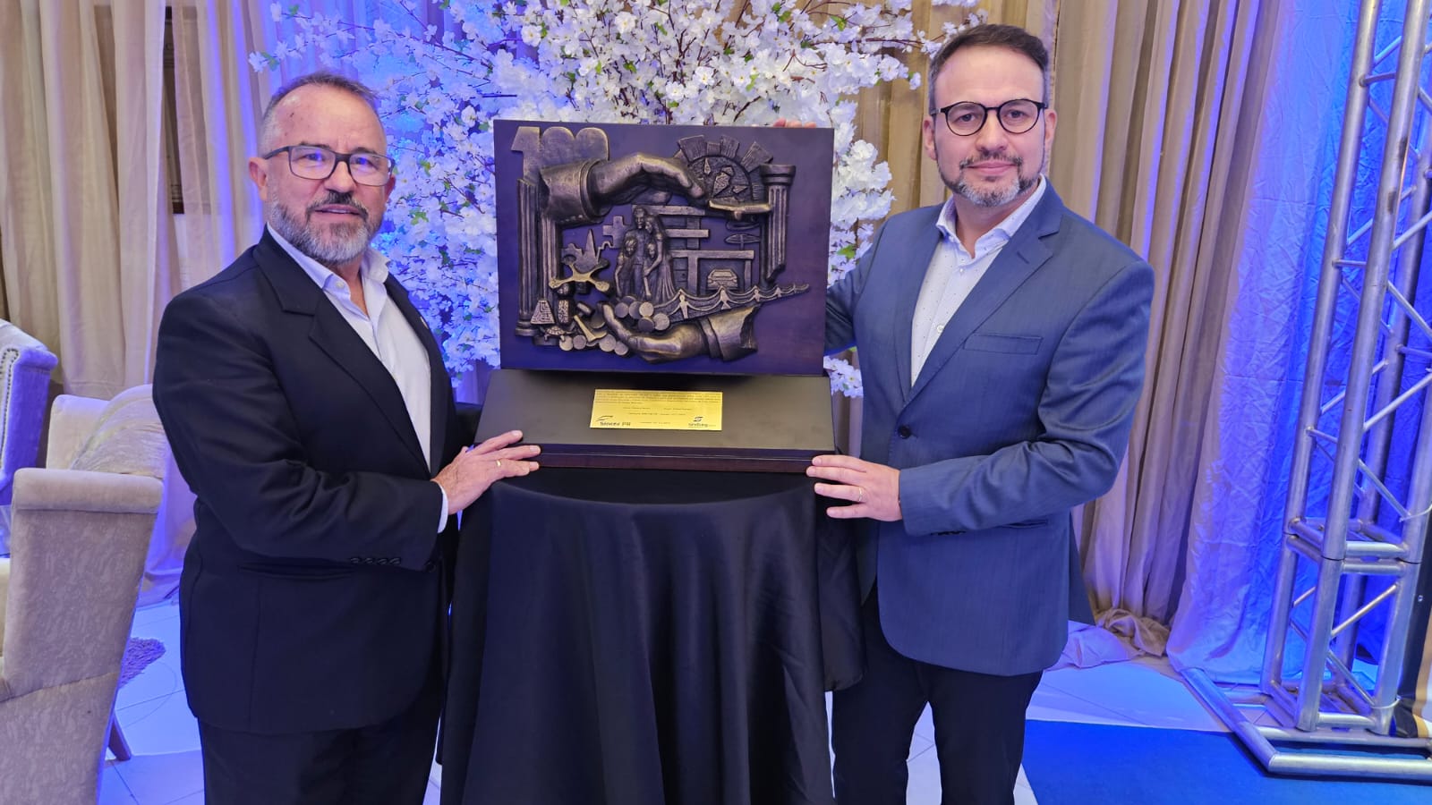 Leia mais sobre o artigo Sincor-PR homenageia Sindseg PR/MS com escultora e entrega mais alta honraria da instituição ao presidente Altevir Prado (galeria de fotos disponível)