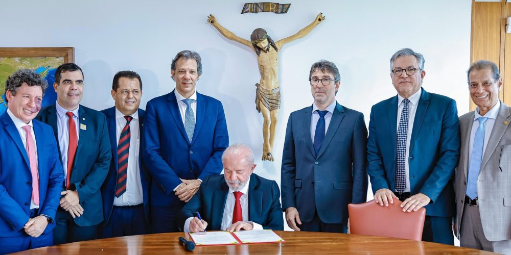 No momento, você está visualizando Lula sanciona PL que reformula mercado de seguros