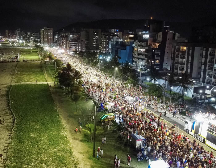 Tradição: Banda de Caiobá (Caiobanda), no domingo, e Banda de Guaratuba (Guaratubanda), na segunda-feira, atraem milhares de foliões.