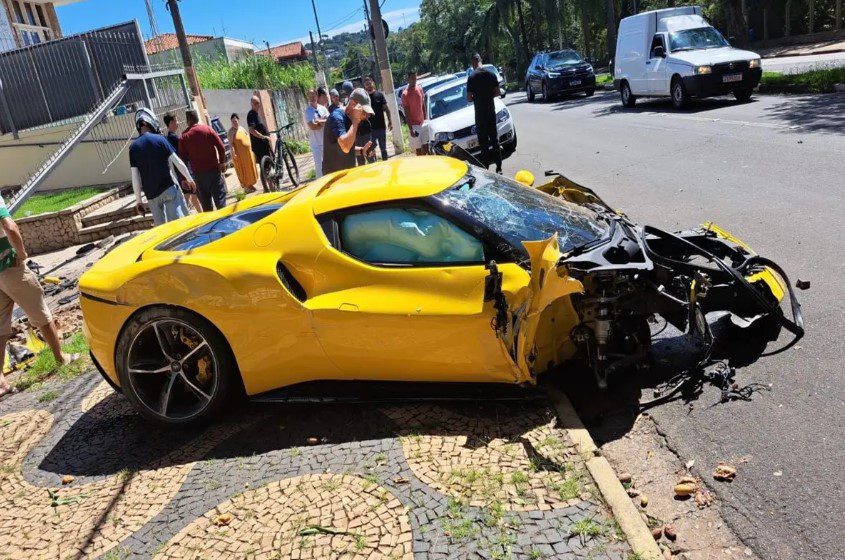 No momento, você está visualizando Seguro pode garantir cobertura para Ferrari destruída em acidente envolvendo funcionário de concessionária