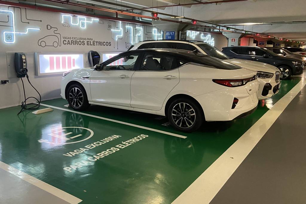 No momento, você está visualizando Governo de São Paulo, Bombeiros e montadoras chegam a consenso sobre regras de segurança para recarga