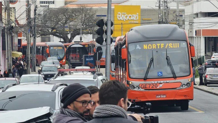 Leia mais sobre o artigo Acidente com ambulância do Siate atrasa ônibus e tumultua transporte em Curitiba; saiba detalhes
