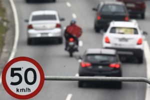 Leia mais sobre o artigo Governo federal estuda velocidade máxima de 30 km/h em ruas das cidades; veja o que já se sabe